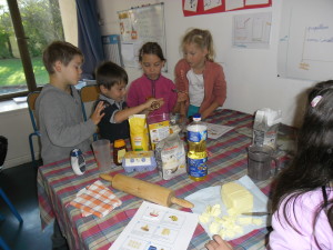 Atelier cuisine dans la classe des CE1-CE2